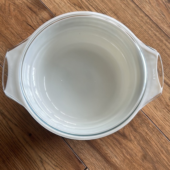 Pyrex England Tulip pattern large round casserole dish - Picture 2 of 8